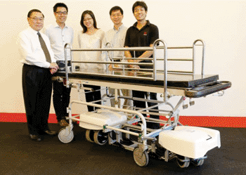 Imagen: El equipo de desarrollo y el sistema SESTO (Fotografía cortesía de la Universidad Nacional de Singapur).